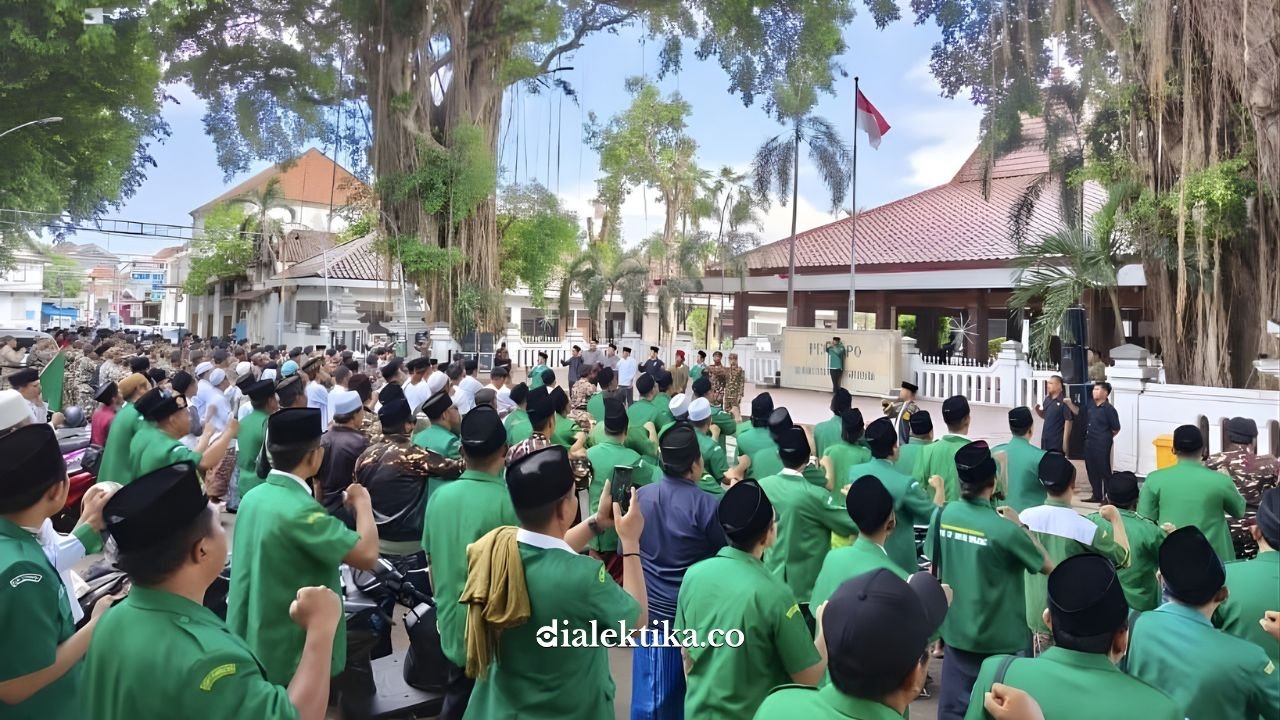 Ribuan Kader Ansor Gresik Tegaskan Sikap Bela Kiai dan Pesantren